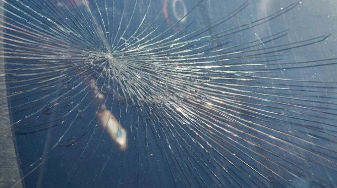 Mida teha, kui esiklaasi tekib kivitäke? Kasko klaasivahetus tuleb appi!